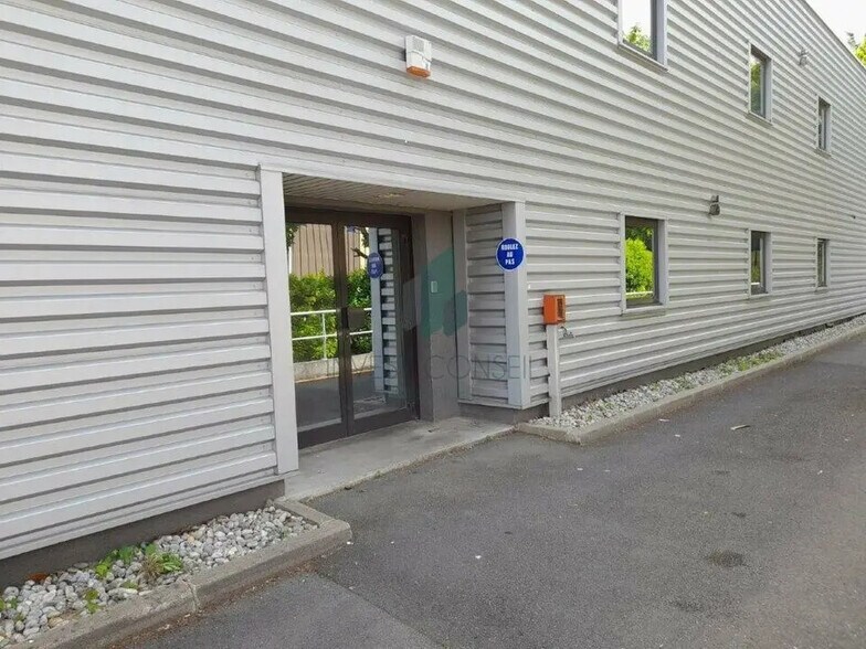 Local d’activités dans Domont à louer - Photo de l’immeuble – Image 3 sur 6