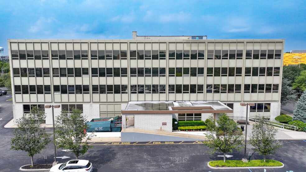 900 Merchants Concourse, Westbury, NY à vendre - Photo de l’immeuble – Image 3 sur 11