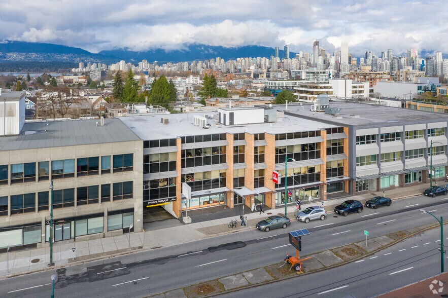 1861-1869 Broadway W, Vancouver, BC à louer - Photo de l’immeuble – Image 3 sur 8
