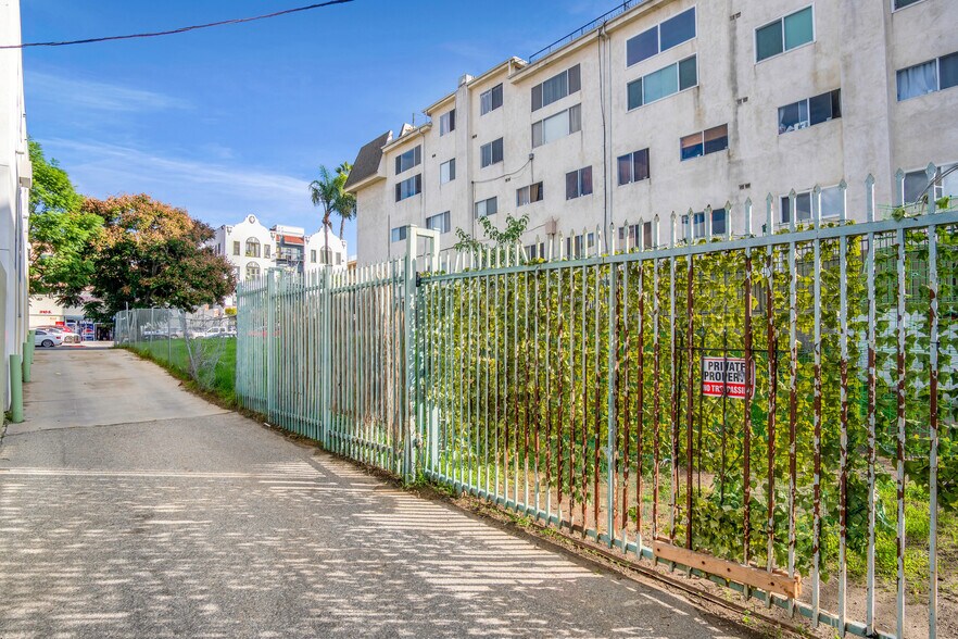 311 S Berendo St, Los Angeles, CA à vendre - Photo de l’immeuble – Image 2 sur 16