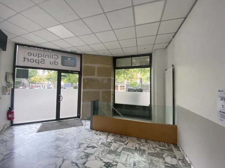 Local commercial dans Paris à louer - Photo de l’immeuble – Image 1 sur 7