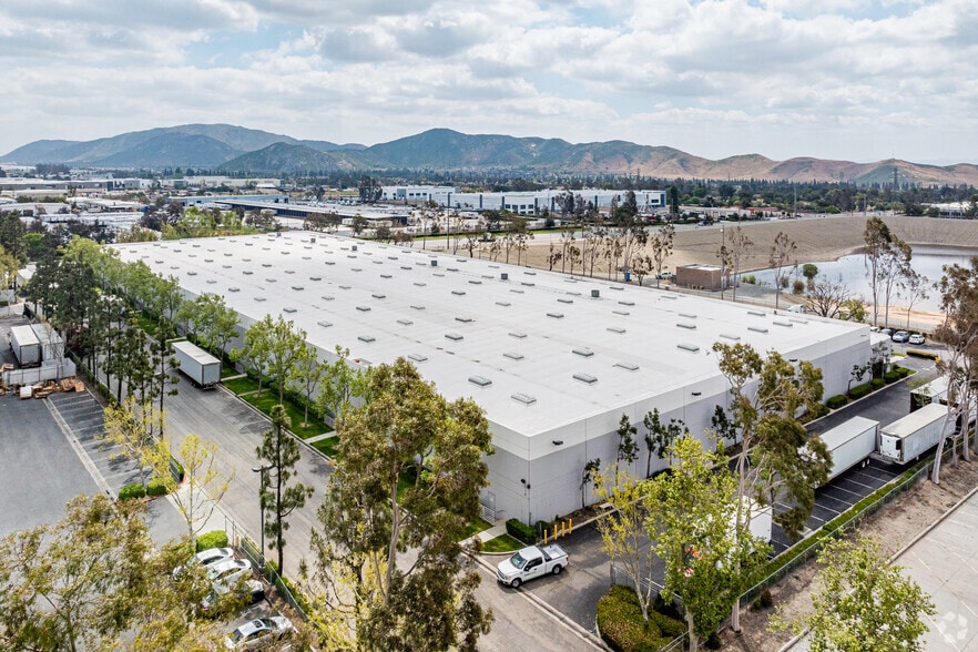 11070 Mulberry Ave, Fontana, CA à louer - Aérien – Image 2 sur 21
