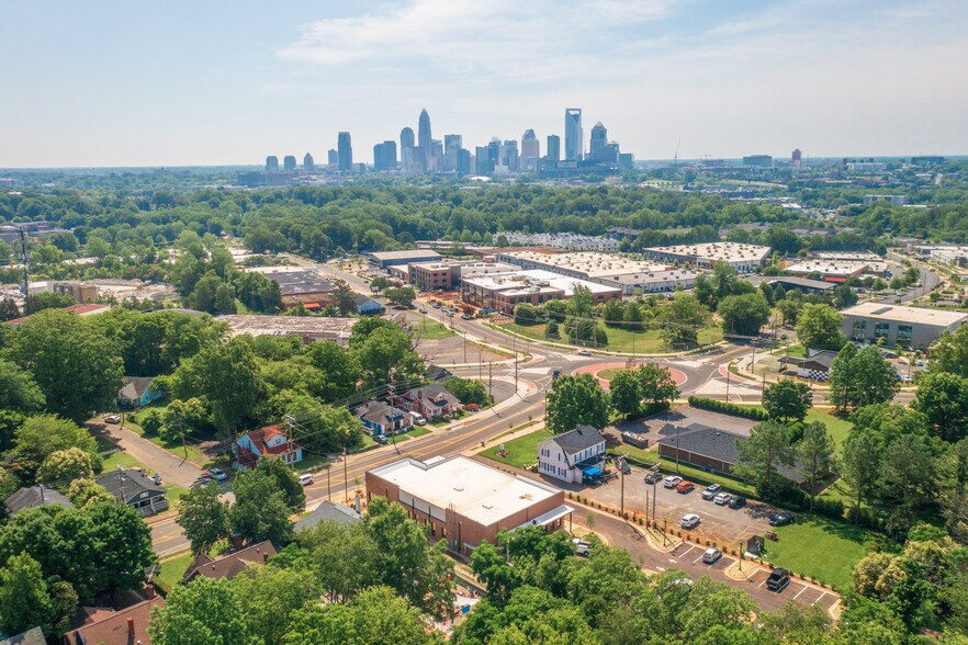 2427 Tuckaseegee Rd, Charlotte, NC à louer - Photo de l’immeuble – Image 2 sur 3