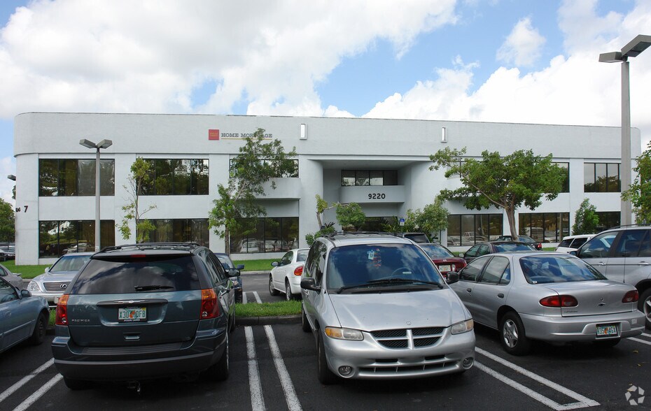 9220 SW 72nd St, Miami, FL à louer - Photo de l’immeuble – Image 2 sur 6