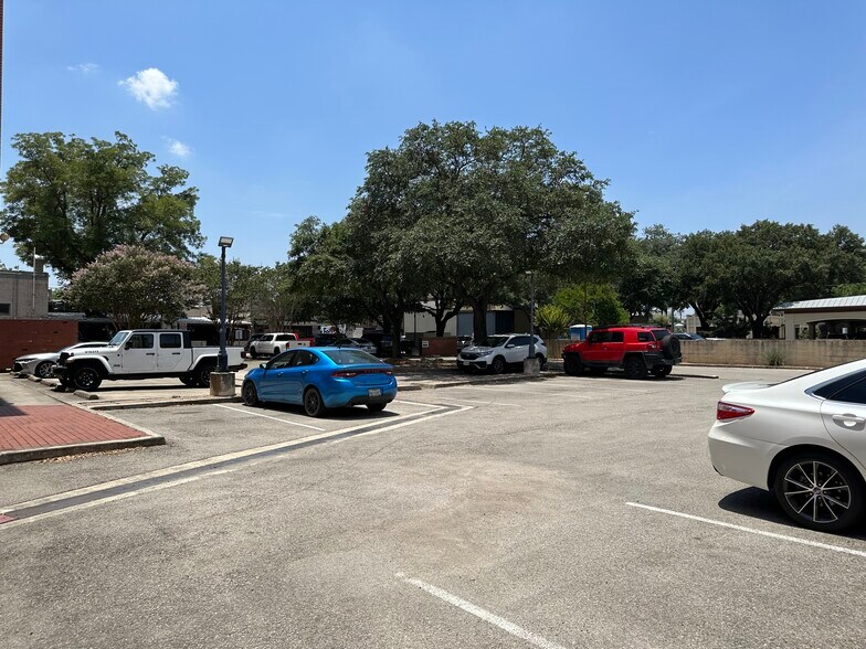 401 Main Plz, New Braunfels, TX à louer - Photo de l’immeuble – Image 2 sur 8