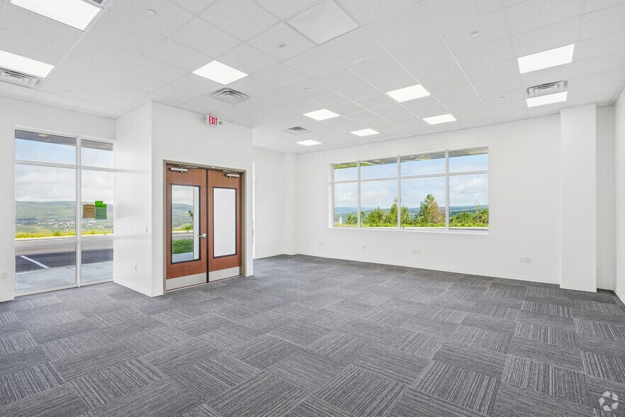 Valley View Dr, Jessup, PA à louer - Hall d’entrée – Image 3 sur 9