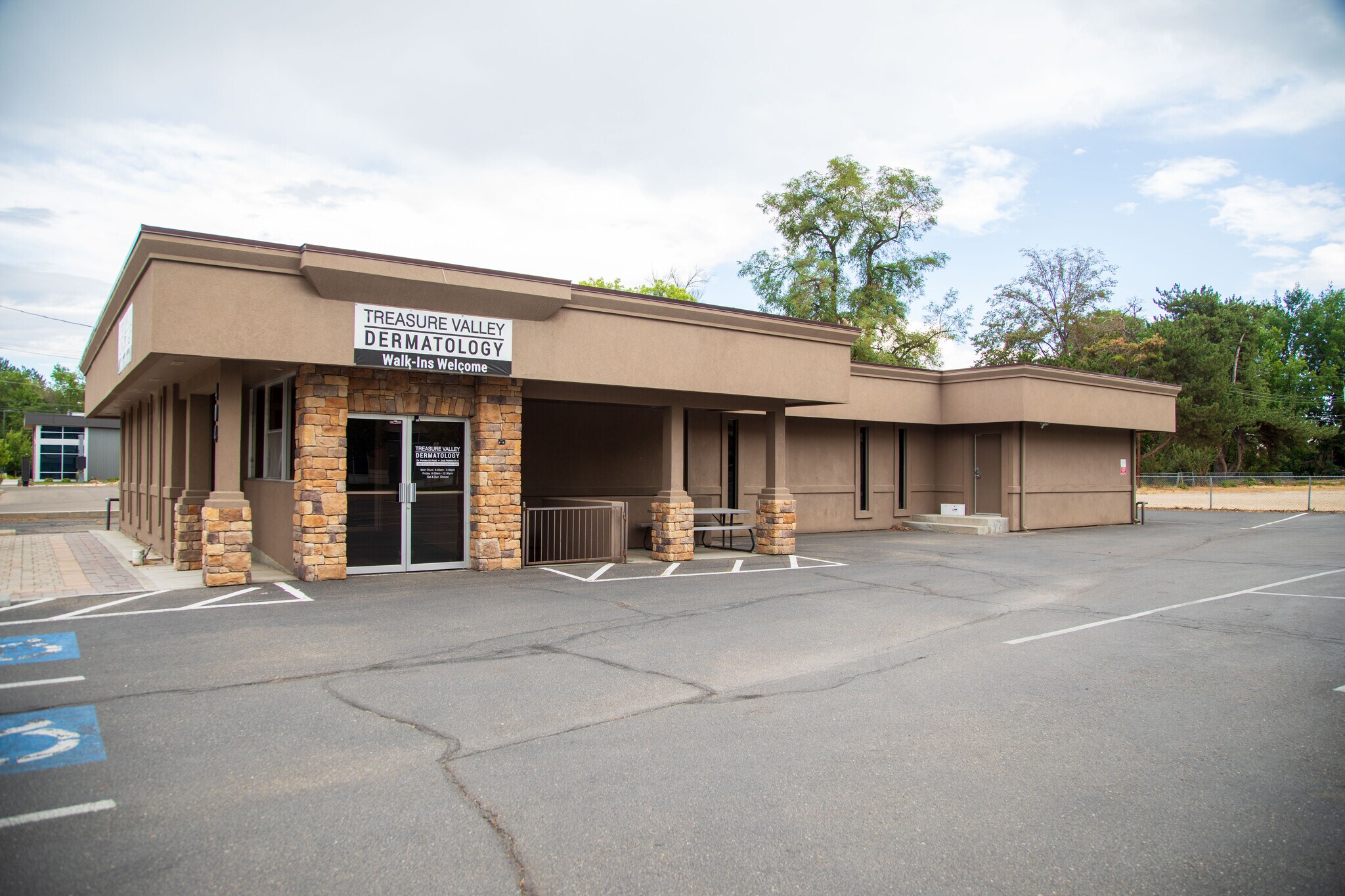 404 E Elm St, Caldwell, ID à louer Photo de l’immeuble– Image 1 sur 9