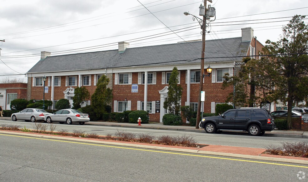 99 Hillside Ave, Williston Park, NY à louer - Photo de l’immeuble – Image 1 sur 17