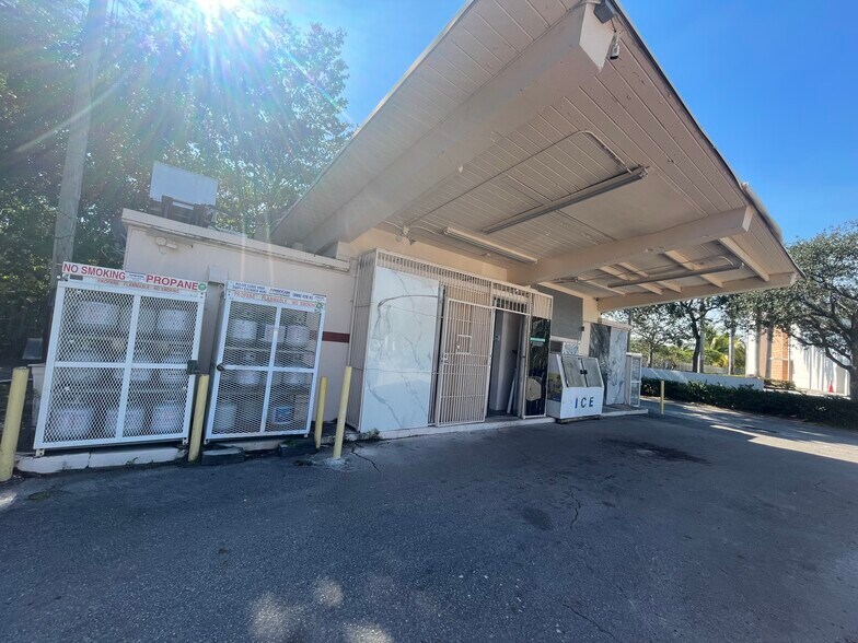 8260 NW 27th Pl, Fort Lauderdale, FL à vendre - Photo de l’immeuble – Image 2 sur 17