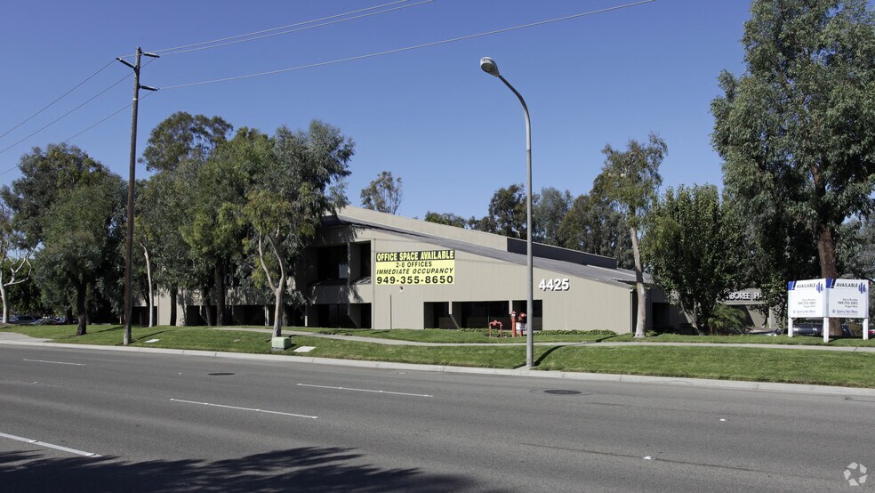 4425 Jamboree Rd, Newport Beach, CA à louer - Photo de l’immeuble – Image 3 sur 9