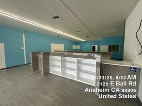 2093-2145 E Ball Rd, Anaheim, CA à louer Photo de l’immeuble– Image 1 sur 4