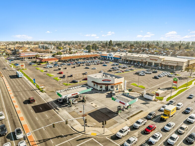 698-790 W Shaw Ave, Clovis, CA à louer - Photo de l’immeuble – Image 1 sur 6