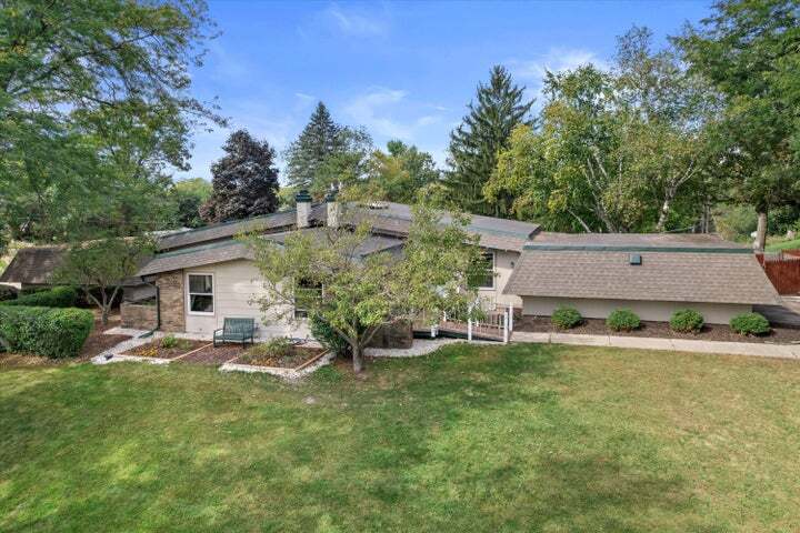 110 E Oak Crest Dr, Wales, WI à vendre - Photo de l’immeuble – Image 1 sur 5