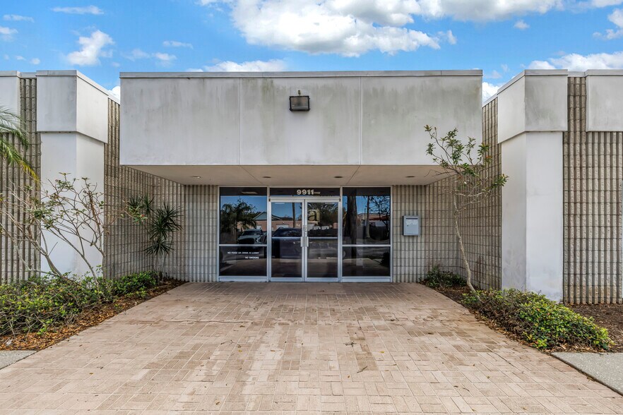 9911 Seminole Blvd, Seminole, FL à louer - Photo de l’immeuble – Image 2 sur 12