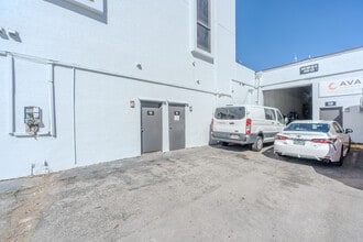 7506-7560 NW 70th St, Miami, FL à louer Photo de l’immeuble– Image 2 sur 18