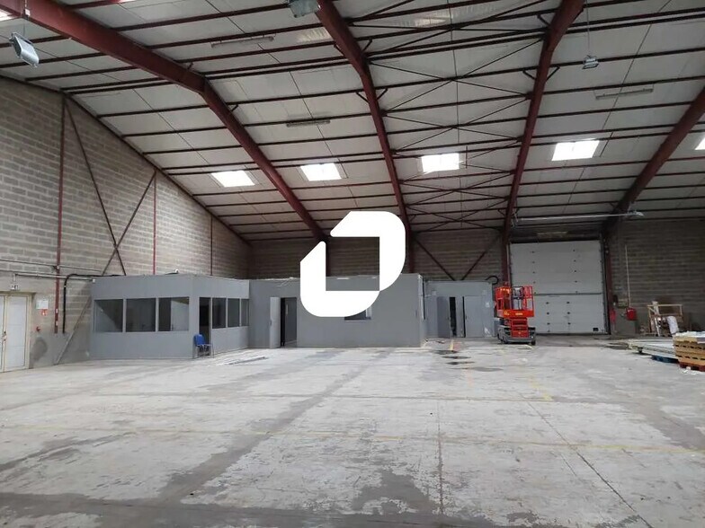 Local d’activités dans Coignières à louer - Photo intérieure – Image 2 sur 7