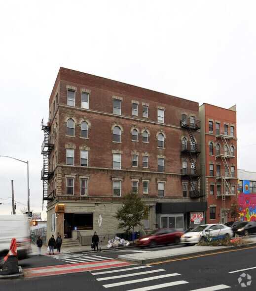 148 Bruckner Blvd, Bronx, NY à louer - Photo de l’immeuble – Image 1 sur 7