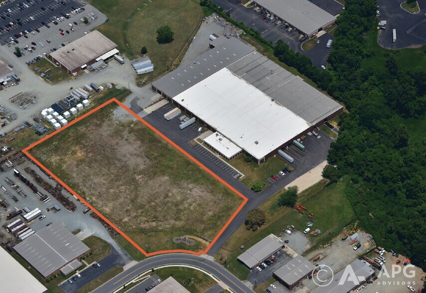 2511 Greengate Dr, Greensboro, NC à louer - Photo de l’immeuble – Image 2 sur 4