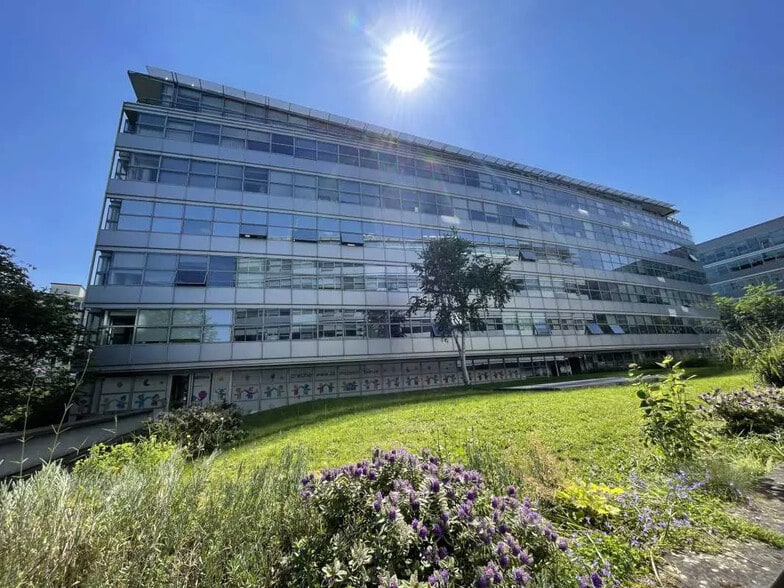 Bureau dans Pantin à louer - Photo de l’immeuble – Image 1 sur 17