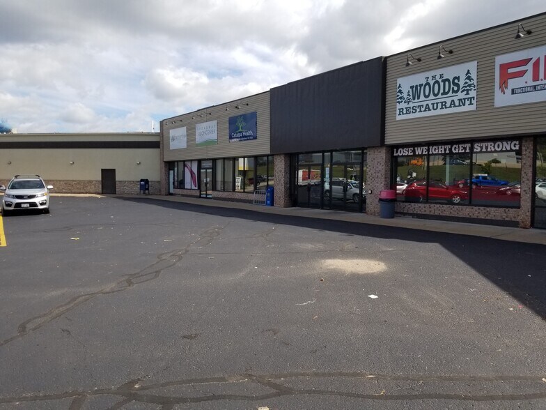 809 W Fulton St, Waupaca, WI à louer - Photo de l’immeuble – Image 1 sur 2