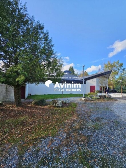 Local d'activités dans Val D Anast à vendre - Photo de l’immeuble – Image 2 sur 8