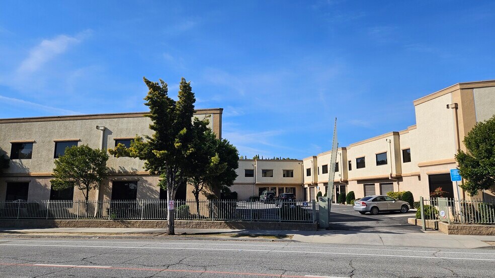 145 N Sierra Madre Blvd, Pasadena, CA à louer - Photo de l’immeuble – Image 1 sur 3