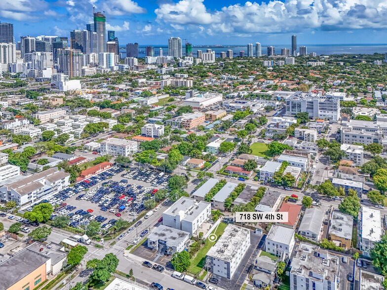 718 SW 4th St, Miami, FL à vendre - Photo de l’immeuble – Image 2 sur 12