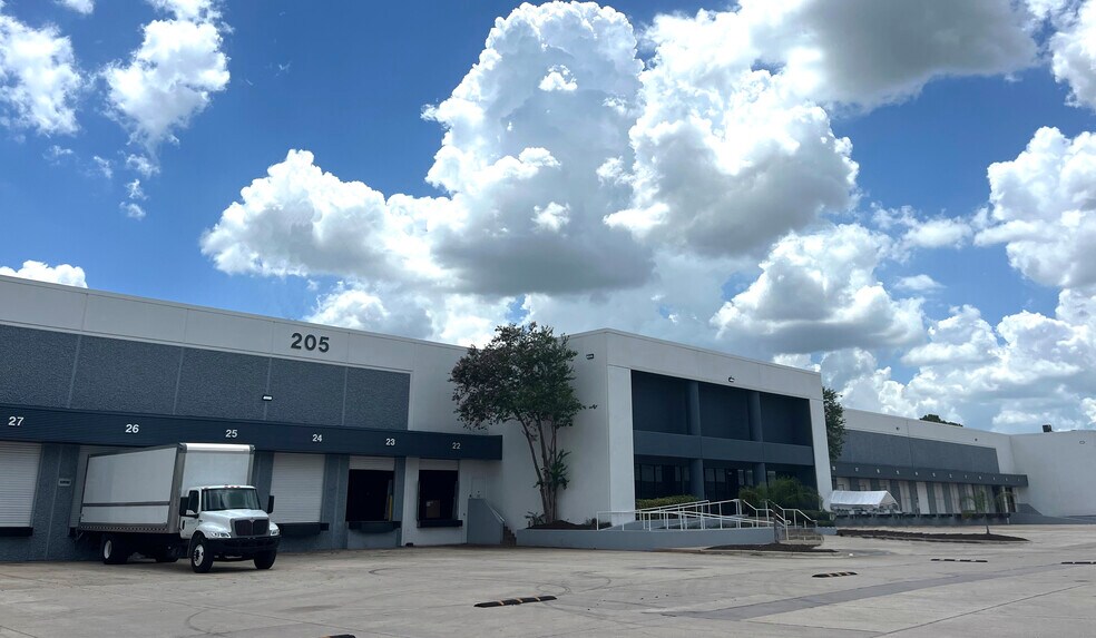 121 Kelsey Ln, Tampa, FL à louer - Photo de l’immeuble – Image 2 sur 3