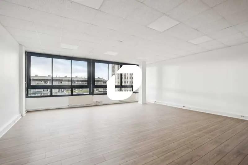 Bureau dans Sarcelles à louer - Photo de l’immeuble – Image 1 sur 10