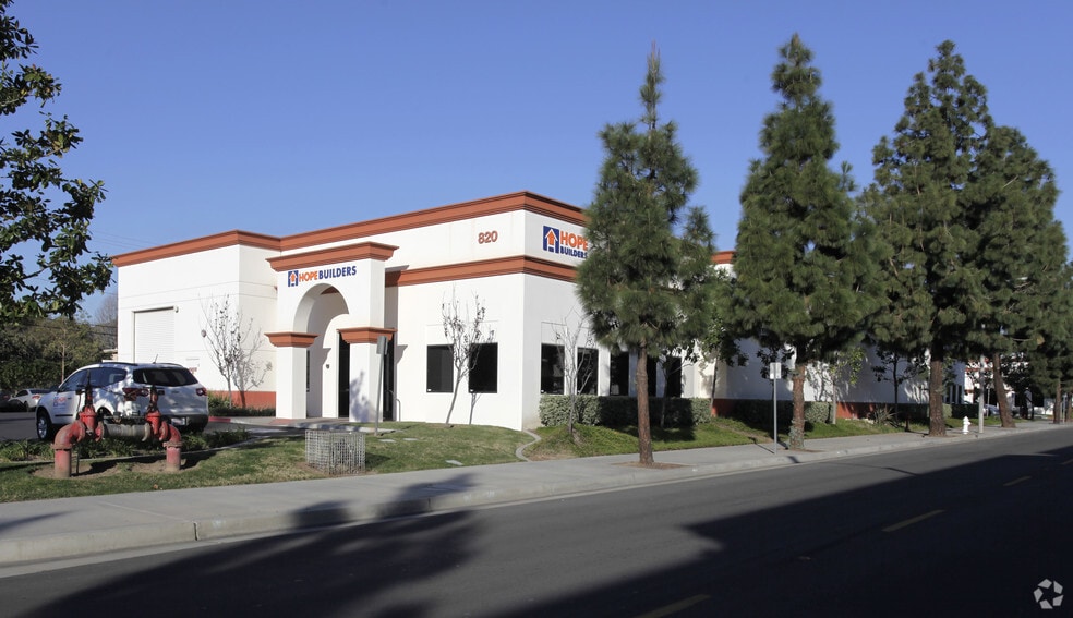 820 Poinsettia St, Santa Ana, CA à vendre - Photo principale – Image 1 sur 4