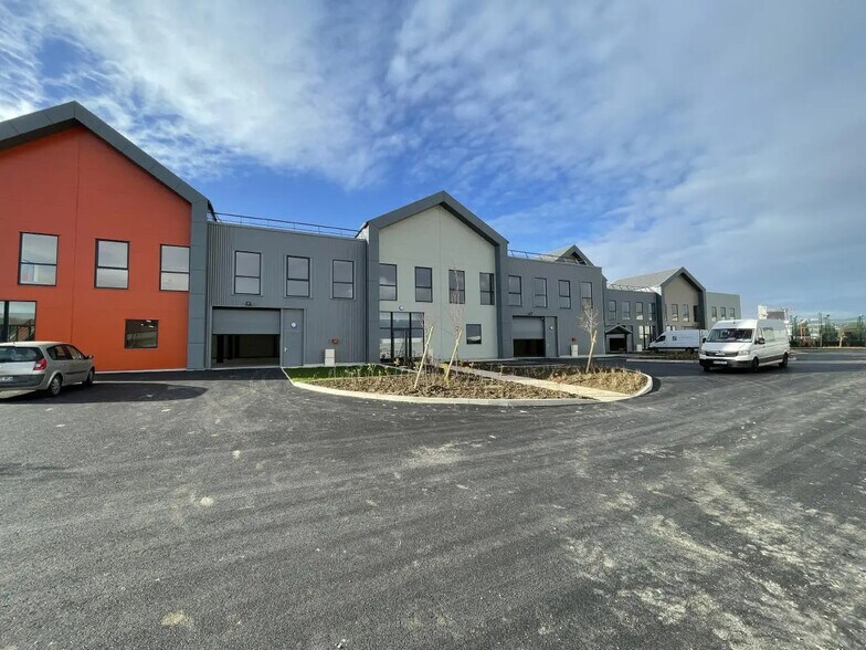 9 Rue Transversale, Gennevilliers à louer - Photo de l’immeuble – Image 1 sur 9