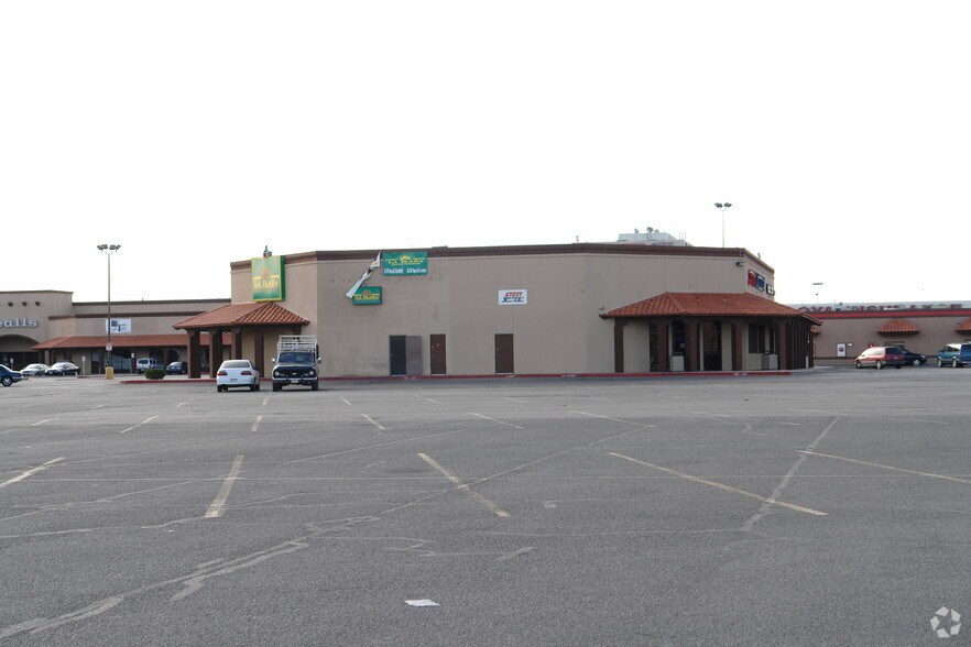 1840 N Lee Trevino Dr, El Paso, TX à louer - Photo de l’immeuble – Image 2 sur 20