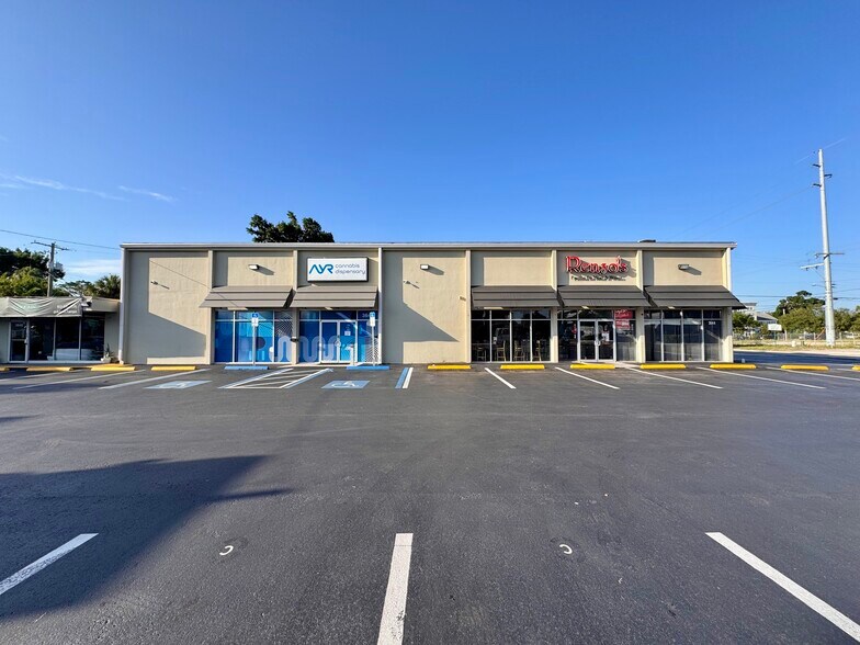 3642 W Kennedy Blvd, Tampa, FL à louer - Photo de l’immeuble – Image 2 sur 7