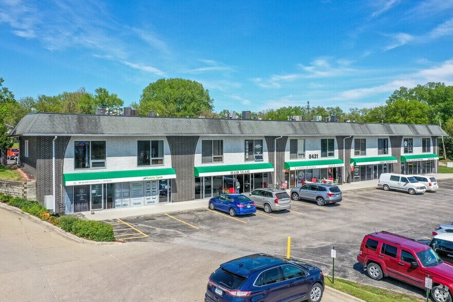 8421 University Ave, Clive, IA à louer - Photo de l’immeuble – Image 3 sur 24