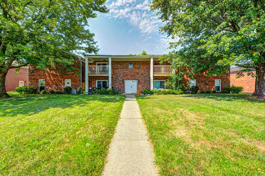 622 Wooddale Ter, Greenwood, IN à vendre - Photo de l’immeuble – Image 1 sur 3