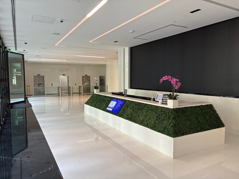 5200 W Century Blvd, Los Angeles, CA à louer - Hall d’entrée – Image 3 sur 17