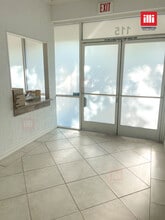 2315-2325 Kuehner Dr, Simi Valley, CA à louer Photo intérieure– Image 1 sur 12