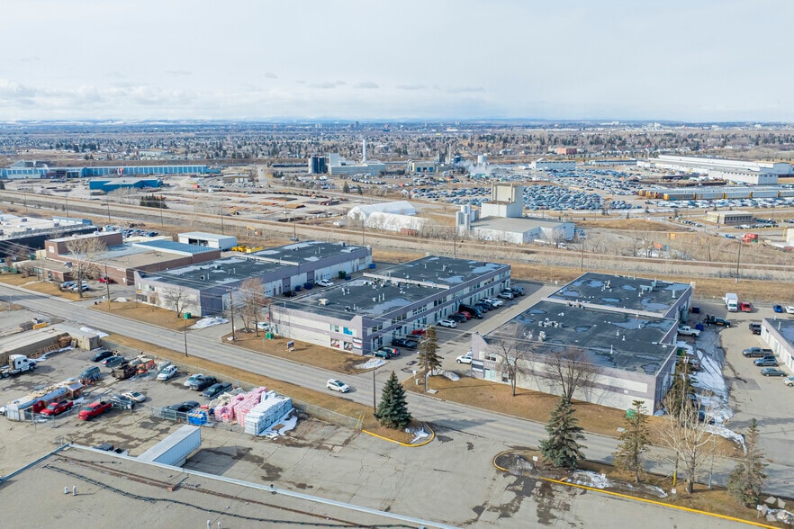 7003 30th St SE, Calgary, AB à vendre - Aérien – Image 3 sur 4
