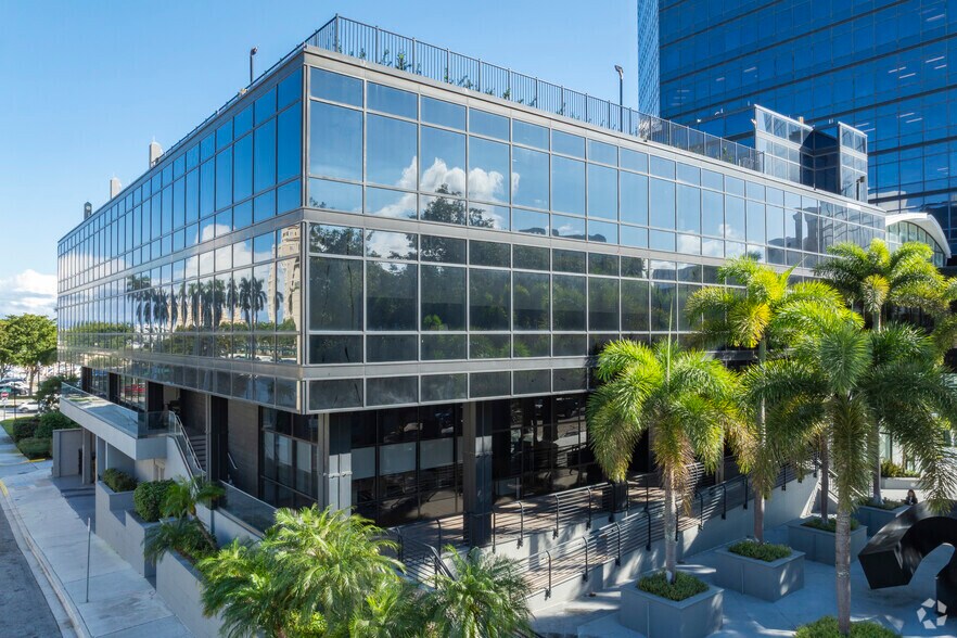 515 N Flagler Dr, West Palm Beach, FL à louer - Photo de l’immeuble – Image 2 sur 12