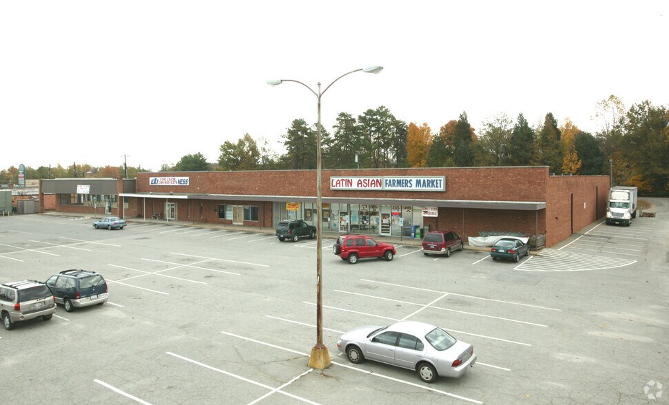 4701 W Gate City Blvd, Greensboro, NC à vendre - Photo de l’immeuble – Image 2 sur 4