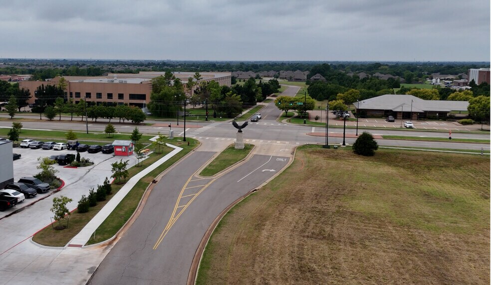 2100 Kelly Ave, Edmond, OK à vendre - Photo de l’immeuble – Image 1 sur 9