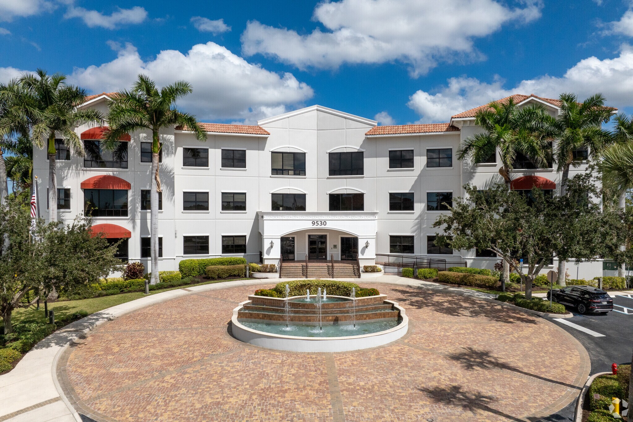 9530 Marketplace Rd, Fort Myers, FL à louer Photo de l’immeuble– Image 1 sur 25