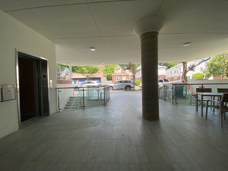 61-10 182nd St, Fresh Meadows, NY à louer - Photo de l’immeuble – Image 2 sur 7