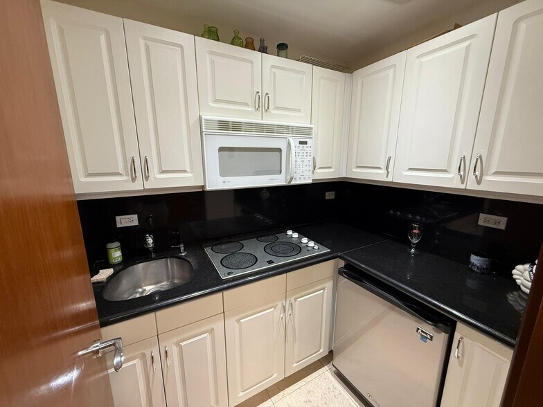 151 SE 15th Rd, Miami, FL à vendre - Photo de l’immeuble – Image 2 sur 23