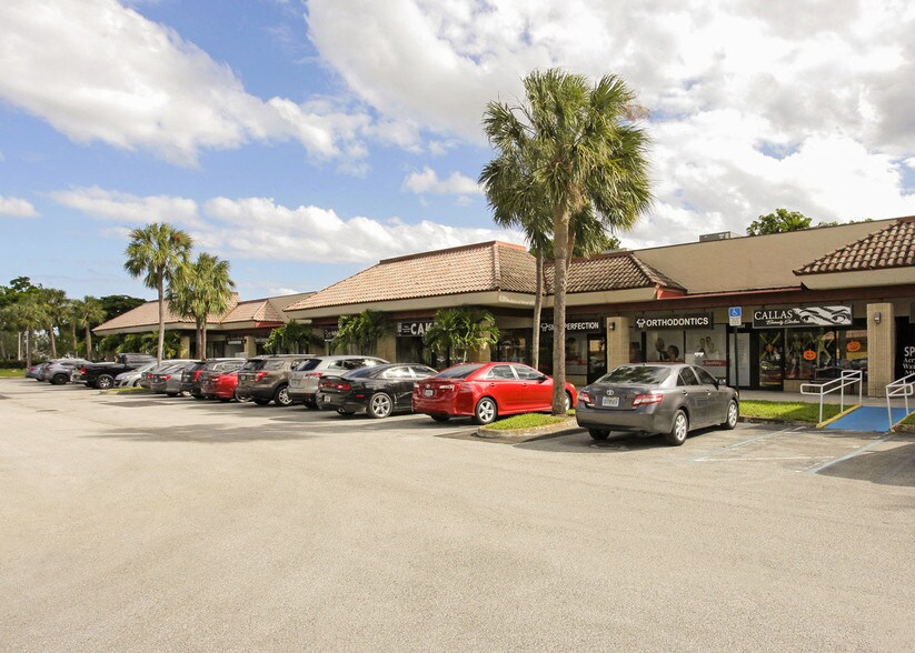 9610-9728 Pines Blvd, Pembroke Pines, FL à louer - Photo de l’immeuble – Image 2 sur 10