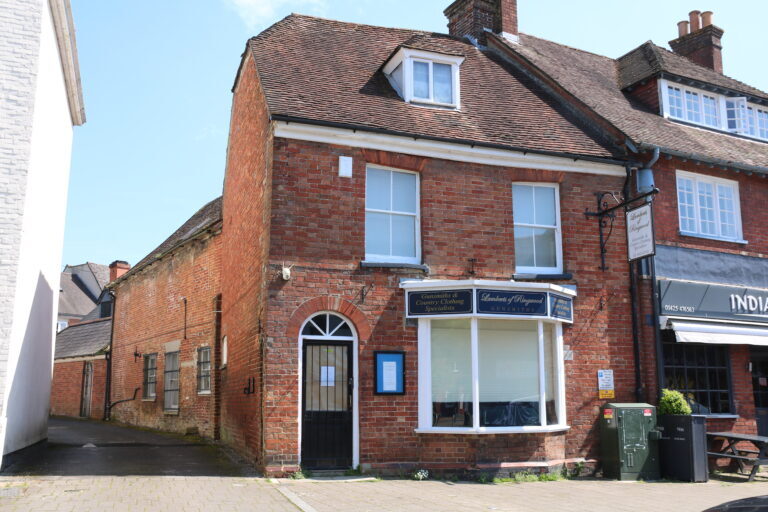 16 Market Pl, Ringwood à louer Photo de l’immeuble– Image 1 sur 2