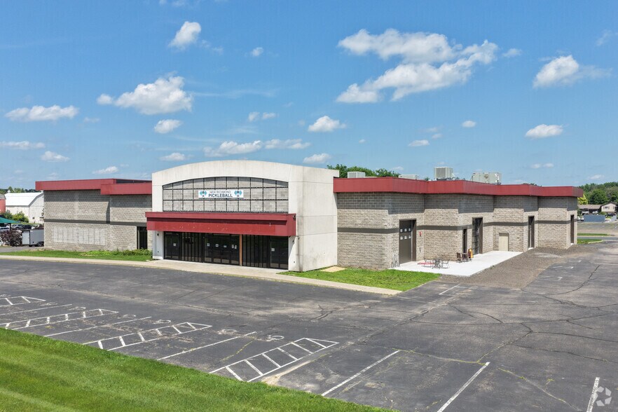 1261 Heritage Dr, New Richmond, WI à louer - Photo principale – Image 1 sur 6