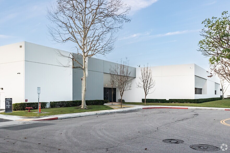 7100 Village Dr, Buena Park, CA à vendre - Photo de l’immeuble – Image 1 sur 26