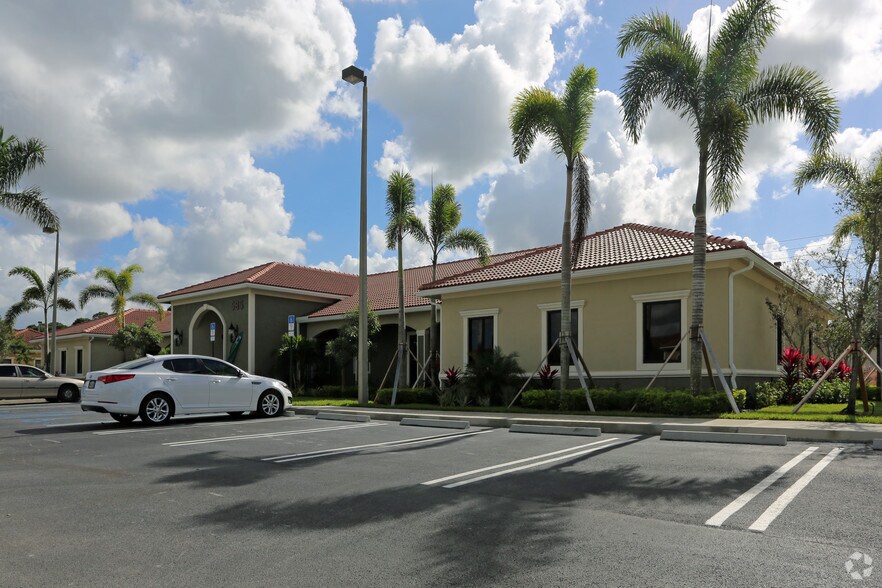 585 NW Lake Whitney, Port Saint Lucie, FL à vendre - Photo de l’immeuble – Image 2 sur 10