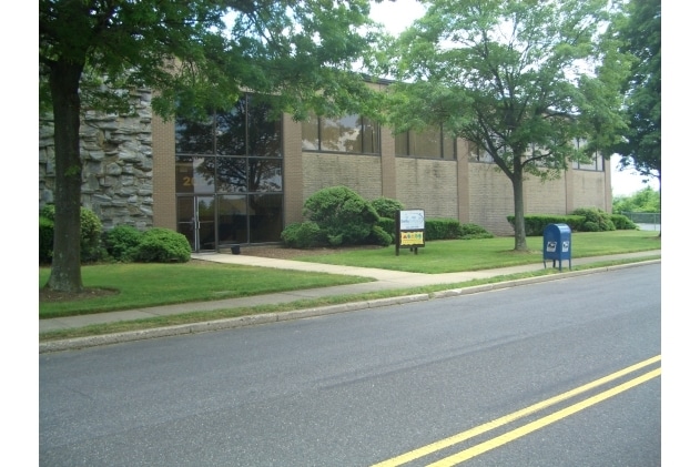 200 Sherwood Ave, Farmingdale, NY à louer - Photo de l’immeuble – Image 1 sur 3